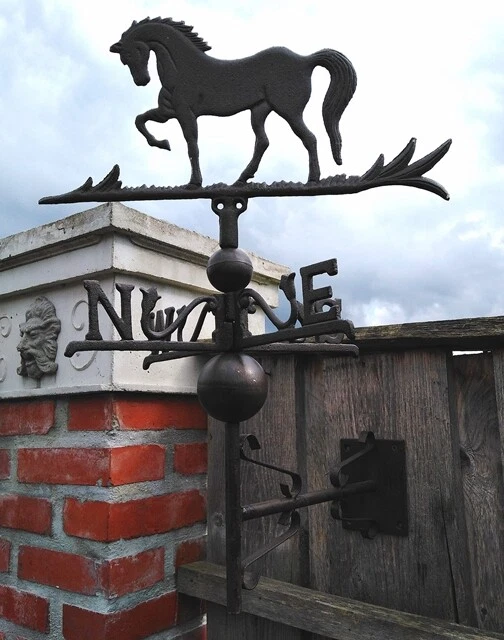 RUBINETTO METEO INGLESE CAVALLO CON SUPPORTO A PARETE METALLO STILE ANTICO BANDIERINA METEO NUOVO - Immagine 1 di 1