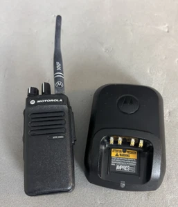 Motorola XPR3300e VHF 136-174mhz Radio AAH02JDC9VA1AN w/dock VGC! Ships Fast - Zdjęcie 1 z 16