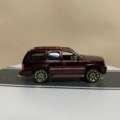 2010 Matchbox VIP Series #32 2003 Cadillac Escalade SUV Maroon w/Gold Wheels NM - Image 1 of 4