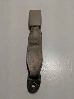 Hebilla de cinturón de seguridad trasero derecho Mitsubishi Galant 2000 OEM - bronceado UO60 Foto 1 de 3