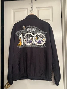 Disney Parks 100 Jahre Platin Mickey & Friends schwarze Jacke XL EUC 28" x 27" - Bild 1 von 24