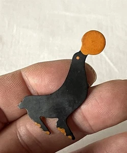 Bezaubernde 4,5 cm Vintage Kunststoff Neuheit Pin Anstecker Siegel Balancieren eine Kugel - Bild 1 von 5