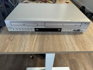 Go Video DV2140 Lettore Combo DVD/VCR Registratore 4 Testine Hi-Fi Funziona *NO TELECOMANDO* - Foto 1 di 10