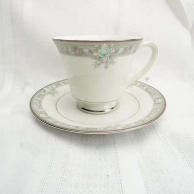 Juego de tazas y platillos Noritake Legendary Lunceford 3884 con adornos florales de platino de China Foto 1 de 4