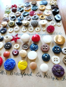 BOTTONI ASSORTIMENTO VINTAGE - 76 CT MULTICOLORE -PRE ANNI 50 MONTATI- FAMIGLIA E AMICI - Foto 1 di 5