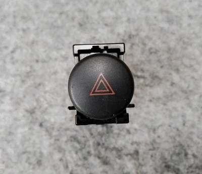 Interruptor de señal de luz de advertencia de emergencia de peligro Toyota Celica 1994-1999 OEM 157701 Foto 1 de 4