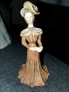 Donna design vittoriano, realizzata in resina, altezza 5" - Foto 1 di 6