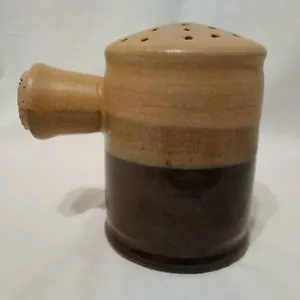 Vintage KCM Keramik 5" großes Loch handgeworfen Natursteinzeug Griff Käse Streuer - Bild 1 von 12
