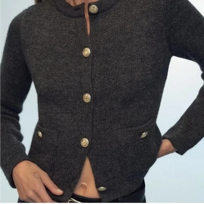 NUEVO Cárdigan Suéter Zara Gris Dorado Botones Bolsillos Recortado Talla S Mangas Largas Foto 1 de 4