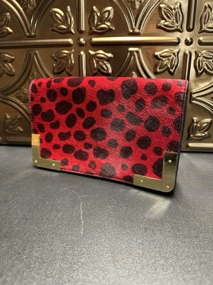 Bolso sin asas de lujo de diseñador Eric Javits con estampado de animales de piel y charol Foto 1 de 4