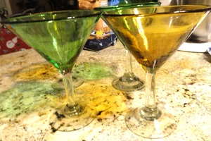 Vintage Grün Gelb Mexiko Mundgeblasene Glas Martini / Margarita Gläser - 4 Stück - Bild 1 von 18