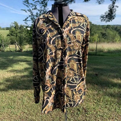 Blusa grande para mujer Le Caviar manga larga estampado de montura ecuestre con botones Foto 1 de 4