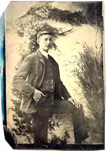 ANTIKES FARBFOTO EINES GUTAUSSEHENDEN JUNGEN MANNES IM ANZUG AUS DER BÜRGERKRIEGSZEIT - Bild 1 von 3