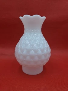 Chimenea de Colección Blanco Vidrio Leche Patrón Diamante Tono Huracán 3" Montador X 7" Alto - Imagen 1 de 8