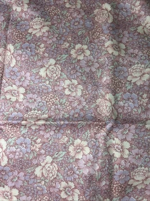 Hermoso edredón/tela de costura Peter Pan vintage lavanda con flores 2 yardas x 43" Foto 1 de 4