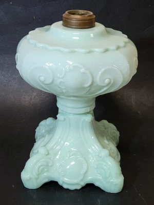 Lámpara de aceite antigua PLUMA DE PRINCESA verde opaco jadeíta vidrio uranio de la década de 1890 brilla Foto 1 de 4