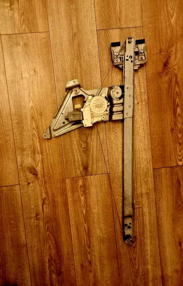 MERCEDES SPRINTER -DRIVER SIDE FRONT WINDOW REGULATOR - A9067200146RH Right Side - Image 1 of 4