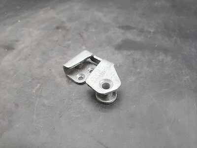 BMW E28 Rear Right Passenger Side Door Latch Loop Striker 82-88 528e 533i G4-511 Foto 1 de 4