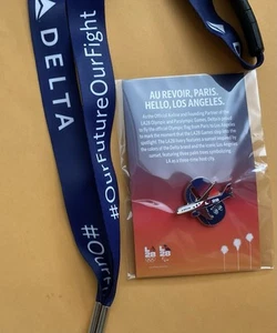 DELTA SPONSOR LA 28 OLYMPISCHES FLUGZEUG ANSTECKNADEL UND DELTA MITARBEITER SCHLÜSSELBAND - Bild 1 von 2
