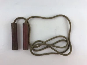 Vintage sportliches Springseil Holzgriff dickes Seil 69 Zoll VOLKSKUNST SEIL GENAGELT - Bild 1 von 1