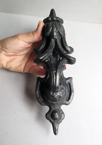 A PERIOD 19th CENTURY SOLID CAST IRON DOOR KNOCKER Cover