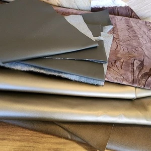Lotto misto pezzi residui ecopelle assortiti testurizzati metallizzati 1+ iarde - Foto 1 di 5