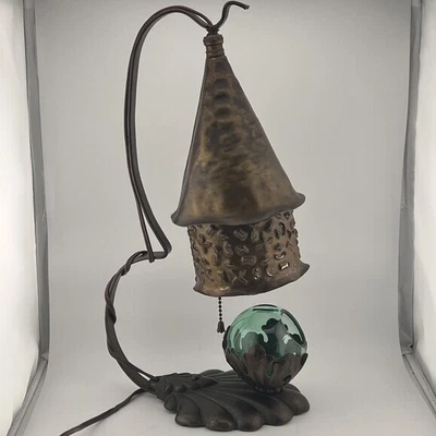 Lámpara de mesa de metal perforado brutalista de colección con luz de cadena de tracción de orbe de vidrio de uranio Foto 1 de 4