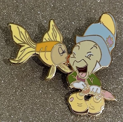 Prendedor de fantasía grande Cleo Kissing Jiminy Cricket Pinocho LE Foto 1 de 3
