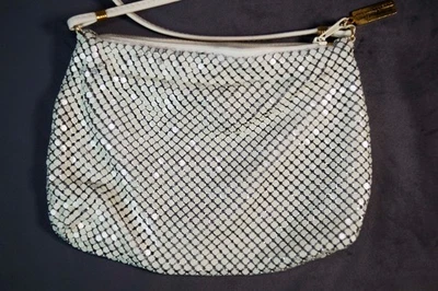 De Colección Whiting & Davis Cartera de Malla Blanca Bolso de Mano Disco Bandolera Metal Años 70 80 Foto 1 de 4