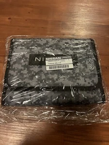 Cubierta Manual del Propietario - Estuche Nissan (T99A4-9BU1A) en Gris Camuflaje - Imagen 1 de 4