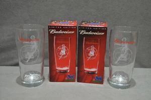 2x Budweiser One Pint 20oz Glas 2003/2004 F.A. Premier League Neu In Geschenkbox - Bild 1 von 10