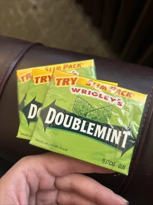 Wrigley's Doublemint Slim Pack, 15 palos de goma Foto 1 de 3
