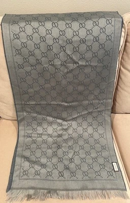 Auténtica bufanda, chal, envoltura Gucci jacquard mezcla seda y lana gris plata/gris Foto 1 de 4