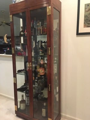 Vitrina Henredon Campaign Scene One Curio Foto 1 de 4