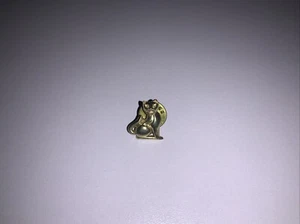 GOLDEN FELINE CAT PIN BADGE - Picture 1 of 2