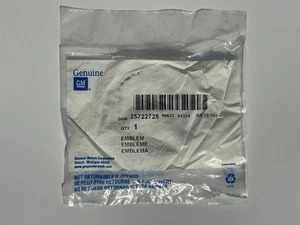 NOS GM 2002-2005 Cadillac DeVille Grille Hood Ornament Wreath Emblem 25722725 - Foto 1 di 2