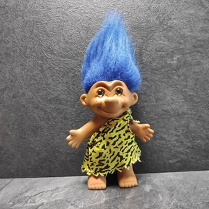 90er Troll Mit Sommersprossen & Steinzeit-Kleidung & Blaue Haare Ca. 12,5cm Groß - Bild 1 von 6