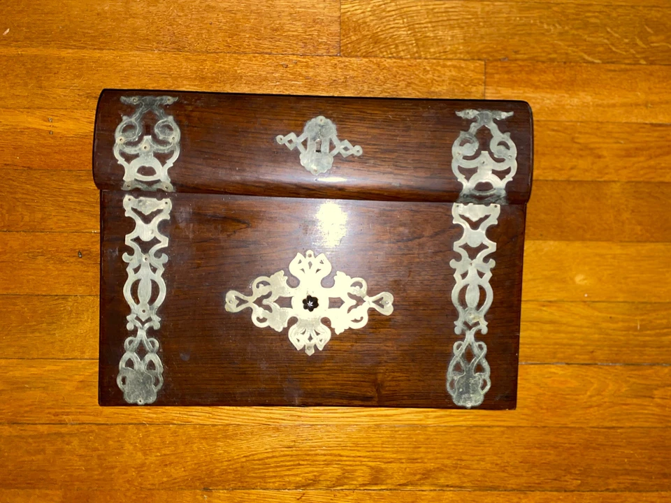 Antiguo escritorio de regazo inglés con decoración de metal Foto 1 de 4