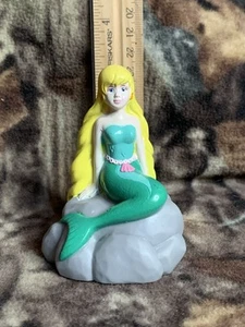 Vintage Helm Toy Saban’s Adventures of The Little Mermaid Marina sitzende Figur - Bild 1 von 5