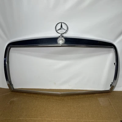 1977 - 1985 Mercedes Benz W123 OEM хромированная решетка рама окружающая 240D с орнаментом - Изображение 1 из 4