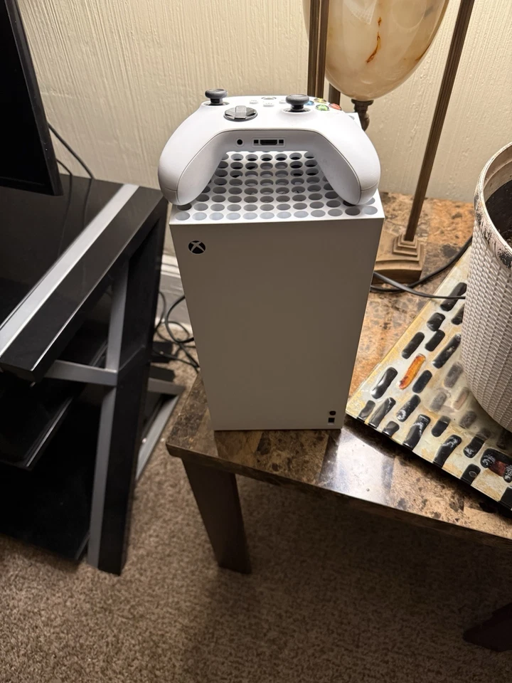 Consola de Videojuegos Microsoft Xbox Series X 1TB con Paquete de Controlador Blanco Foto 1 de 1