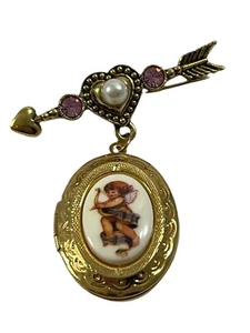 Vintage Avon goldfarbene Amor Medaillon Brosche Pfeil Herz Strass, Kunstperle - Bild 1 von 5