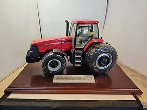 Estuche de juguetes de granja Ertl 1/16 IH Magnum MX270 edición de distribuidor de tractor #552 de 3300 - Imagen 1 de 24