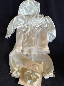 Handgefertigte große Puppe weiß Satin mit Perlen Perlen Akzente Kleid Hemd Hose Haube & - Bild 1 von 7