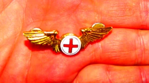 VINTAGE SCHÖNE ANSTECKNADEL ROTKREUZ FLÜGEL - Bild 1 von 4