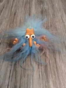 Bambola vintage Guru Troll anni 70 capelli blu e rosa giocattolo 3" RDF Royalty Designs - Foto 1 di 13