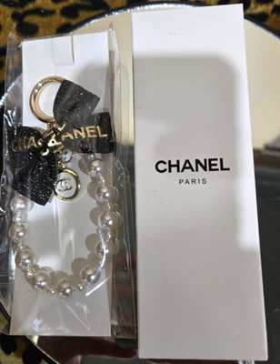 Chaveiro Chanel feito à mão pérolas amuleto boa sorte arco presente novo na caixa - Imagem 1 de 4