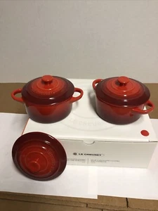 LE CREUSET Petite 2 Casserole Mini-Cocotte Ronde Cerise 2 Handle 8 Oz + Xtra Lid - Picture 1 of 5