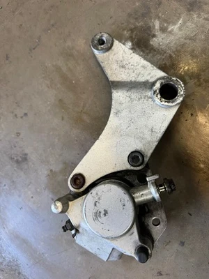 96-04 PINZA FRENO TRASERO KAWASAKI VULCAN VN 1500 CON SOPORTE Foto 1 de 4