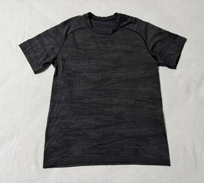 Camisa Lululemon Para Hombres Mediana Negra Camuflaje Manga Corta Camiseta Atlética Camuflada Foto 1 de 4